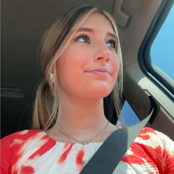 Meet your Posher, Olivia - Picture 1 of 1